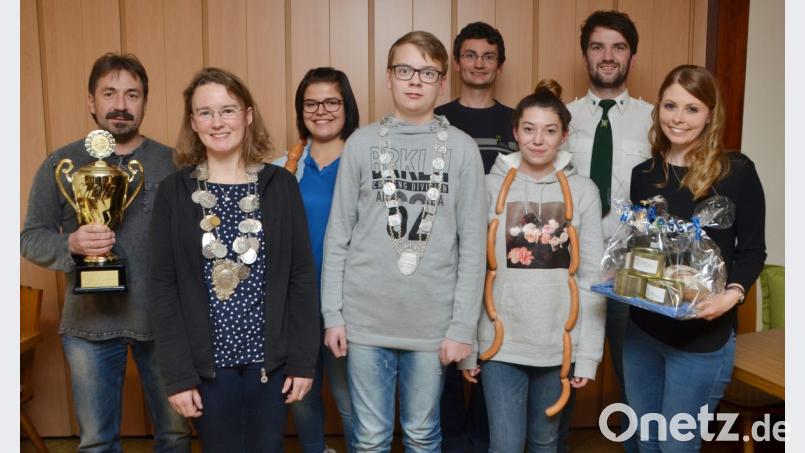 Erstmals in der Geschichte der Kaimlinger Schützen gibt es einen Schützenkönig in der Klasse der Damen und Herren. Mit Anja Marzi (Zweite von links) steht gleich eine Frau an der Spitze. Paul Bäumler (Vierter von links) ist Jugend- und Schülerkönig. Auch er präsentiert eine neue Kette. Schützenmeister Thomas Eiberweiser (Zweiter von rechts) gratuliert den erfolgreichen Teilnehmern. Bild: dob