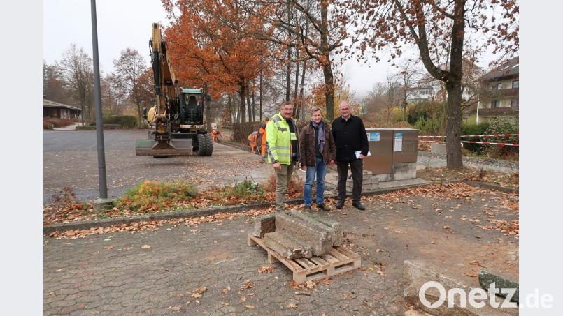 Markante und viel benutzte Wege, Flächen und Straßen werden derzeit umgebaut, verschönert und verbessert. Ein Bild vom Baufortschritt machen sich Bürgermeister Gottfried Härtl und Diplom-Ingenieur Markus Münchmeier. Links Polier Michael Zintl von der ausführenden Firma Schaumberger. Bild: bsc