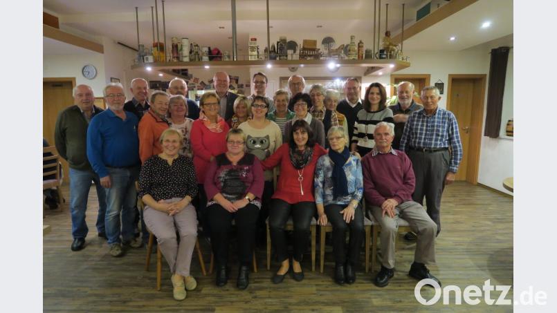 Die Helfer und Organisatoren feiern den fünften Geburtstag der Nachbarschaftshilfe Ursensollen. Bild: ua