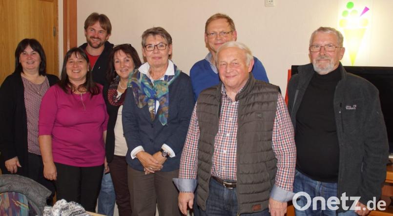 Die Mitglieder Vorstandschaft der &quot;Nachbarschaftshilfe im Schönseer Land&quot; mit Vorsitzender Sonja Toleikis (Vierte von rechts), denen Bürgermeisterin Birgit Höcherl (links) für das soziale Engagement mit ihrer Arbeit dankte. Bild: mmj