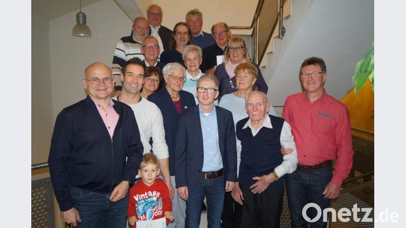 Vordere Reihe die Mitglieder des Vorstandsteams des TuS Hirschau links Manfred Groher, Mitte Klaus Wild, rechts Dieter Held mit den am Ehrenabend anwesenden langjährigen verdienten Mitglieder des TuS Hirschau. Bild: fg