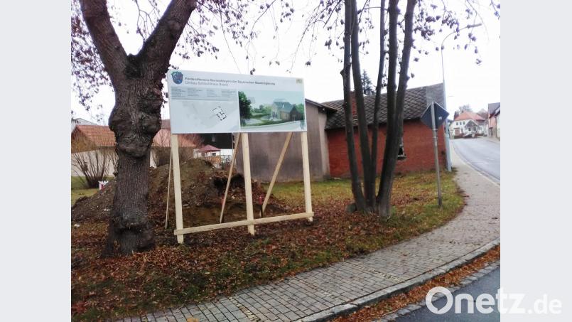 Die Bauhofarbeiter haben am Schlachthaus nun die Bautafel aufgestellt. Nun gibt es kein Zurück mehr. Bild: ld