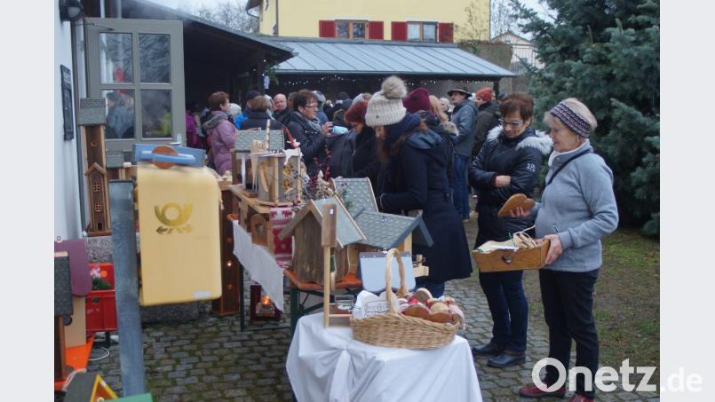 Viele Dekorartikel wurden beim Adventsmarkt angeboten. Bild: slh