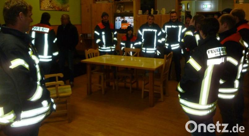 Die Mannschaft der Feuerwehr Schönsee machte sich bei einer Begehung im Pflegeheim Jägerhof ein Bild von der Einrichtung. Bild: exb