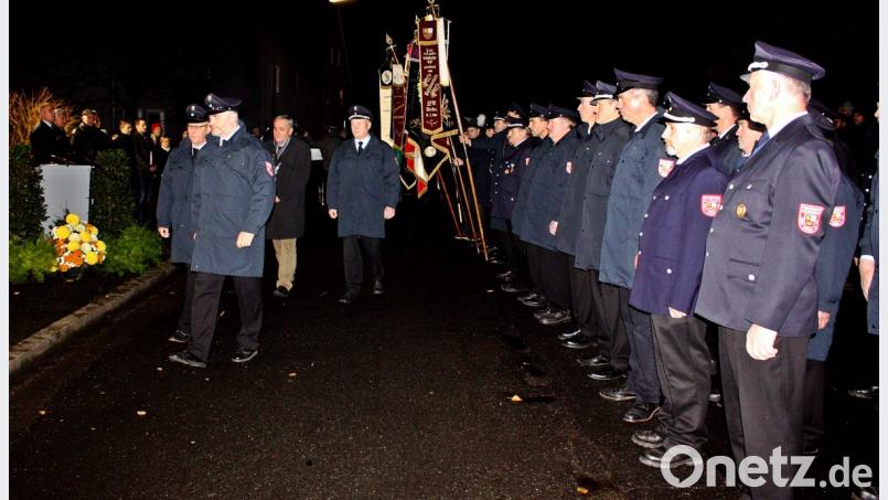 Viele Fahnenabordnungen beteiligen sich an der Gedenkfeier in Neunkirchen. Bild: R. Kreuzer