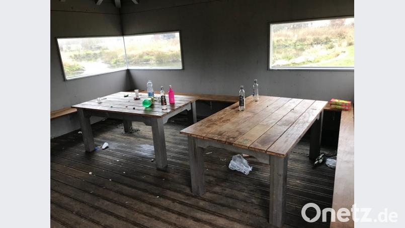 Reste eines „Saufgelages“? Laut Vilsecks Bürgermeister Schertel wurde viel Müll rund um den Pavillon in den Vilsauen gefunden. Bild: Stadt Vilseck