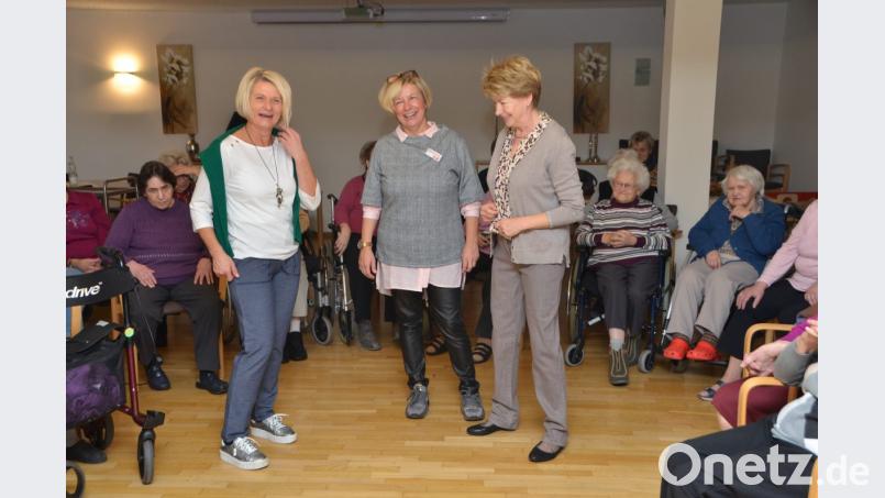 Margret Voit-Treitz (links) und Brigitta Taucher (rechts) führen den Senioren die neuesten Trends für Herbst und Winter vor. Bild: dob