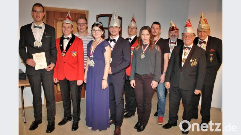 Ehrungen gab es bei der Rosamunde Mähring. Im Bild: (von links) Thomas Göhl, Moritz Kilian, Martin Riedl, Prinzessin Selina I., Prinz Dominik I., Markus Frötschl, Jasmin Völkl, Martin Freundl, Günter Fennerl vom Ordenskapitel Oberfranken, Sitzungspräsident Erwin Jaspers und Präsident Heinz Kilian. Bild: kro