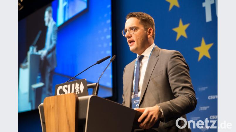 Der Oberpfälzer JU-Chef Christian Doleschal spricht bei der Delegiertenversammlung der CSU zur Europawahl am Samstag in München. Bild: dol