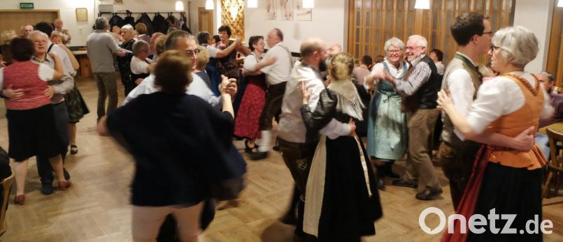 Ob Walzer, Boarischer, Zwiefacher oder Dreher: Die Paare schwangen bei jeder Runde im Bodensteinersaal in Stulln zum Kathreintanz .kräftig das Tanzbein. Bild: ohr