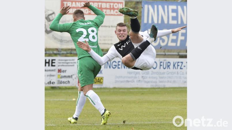 Überflieger: Der Gebenbacher Mittelstürmer und Torschütze zum 2:0, Marco Seifert (rechts), gerät im Kampf um den Ball mit dem Abtswinder Linksverteidiger Christopher Lenhart unabsichtlich hart aneinander. Bild: Ziegler