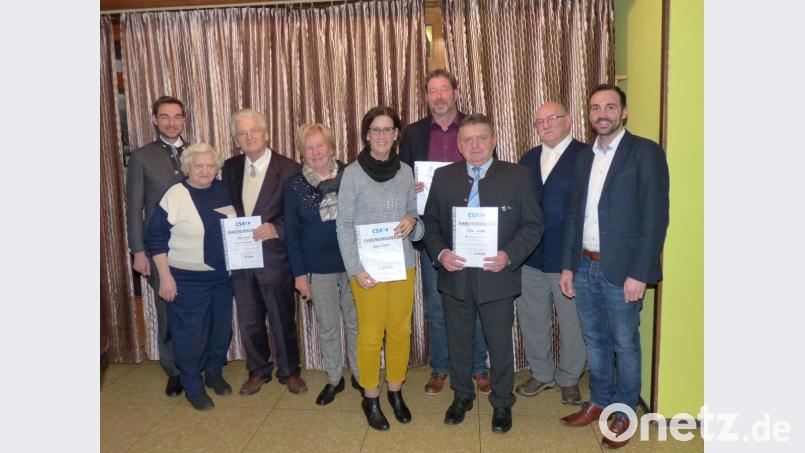 Landtagsabgeordneter Stephan Oetzinger (hinten, links) und CSA-Kreisvorsitzender Armin Bulenda (rechts) ehren treue Mitglieder. Bild: hme