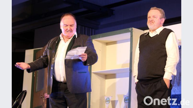 Gerhard Wölfel (l.) und Rupp Grünbauer überzeugen in ihren Rollen als Bürgermeister und Pfarrer - ausgestattet jewels mit einer Riesenportion Doppelmoral und Trotteligkeit. Bild: stg