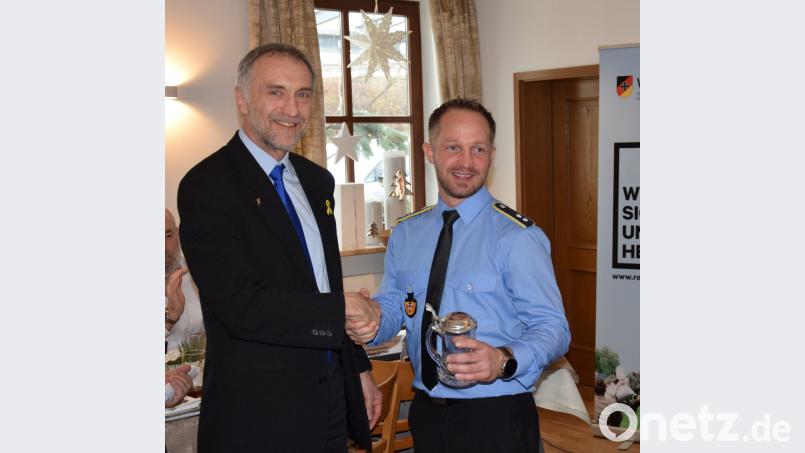 Jugendoffizier Oberleutnant Dhany Sahm (re) erzählte eindrucksvoll aus seiner Einsatzerfahrung in Afghanistan im Rahmen internationaler Sicherheit, Risiken und Herausforderungen. Dafür bedankte sich der Kreisvorsitzende Oberpfalz Mitte Bertram Gebhard mit einem Gastgeschenk. Bild: bö