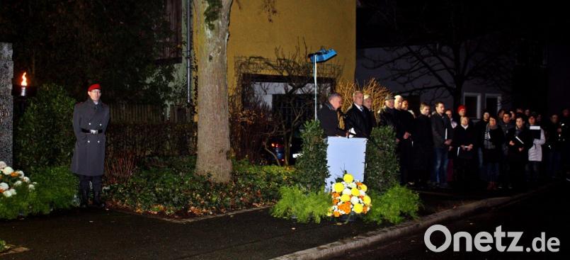 Ein Bundeswehrsoldat hält die Ehrenwache am Mahnmal in Neunkirchen. Bild: R. Kreuzer