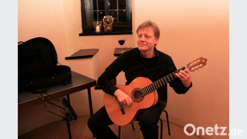 Im Rittersaal sorgt Markus Mayer mit seiner Gitarre für Kurzweil. Bild: wro