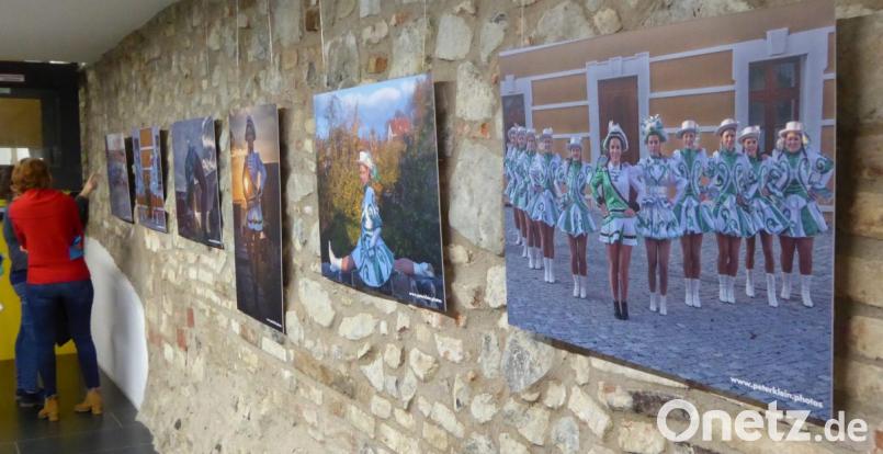 Die Gardemädchen sind bei der Vernissage gleich doppelt vertreten. Bild: fsb