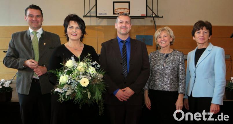 Zweite Bürgermeisterin Ulrike Roidl, Ministerialbeauftragte Maria Kinzinger (von rechts) und Landrat Thomas Ebeling (links) hießen Direktor Stefan Neumeier (Mitte) als Leiter der KMK-Realschule Schwandorf willkommen. Mit im Bild dessen Lebensgefährtin Petra Bothner (Zweite von links). Bild: Hirsch