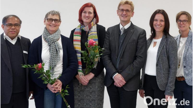 Mit einem ökumenischen Wortgottesdienst wurde Doris Mehler (Zweite von links) als neues Mitglied des Besucherdienstes im Krankenhaus Tirschenreuth begrüßt. Mit auf dem Bild, von links Pater Joseph sowie von rechts, Pflegedienstleiterin Michaela Helm, Krankenhauschefin Claudia Kost, Pfarrer Christoph Seidl und die evangelische Pfarrerin Stefanie Schön. Bild: tr