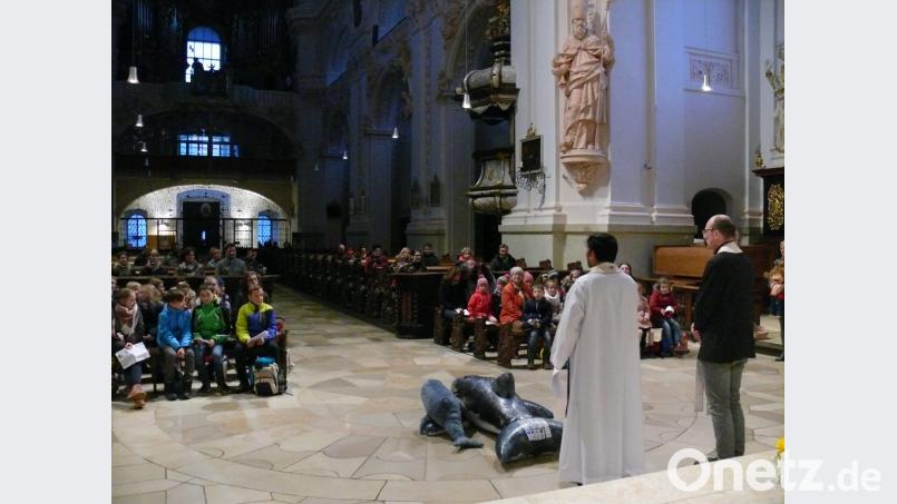 Abschlussandacht in der Basilika mit Diakon Fritz Lieb und Pfarrvikar Pater John Gali. Bild: kgg