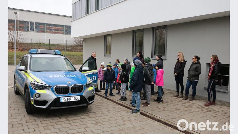 „Was gehört alles zu oder in einen Streifenwagen?“, diese Frage konnte Polizei-Hauptkommissar Hubert Bauer den interessierten Kindern auf eindrucksvolle Art und Weise demonstrieren. Bild: exb/Landkreis Tirschenreuth