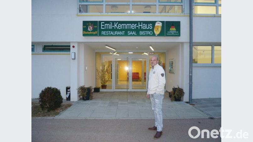 Michael Stovicek wird die Eingangstüre des Emil-Kemmer-Hauses nur noch bis Ende des Jahres aufsperren. Die Suche nach einem neuen Pächter hat schon begonnen. Bild: Portner