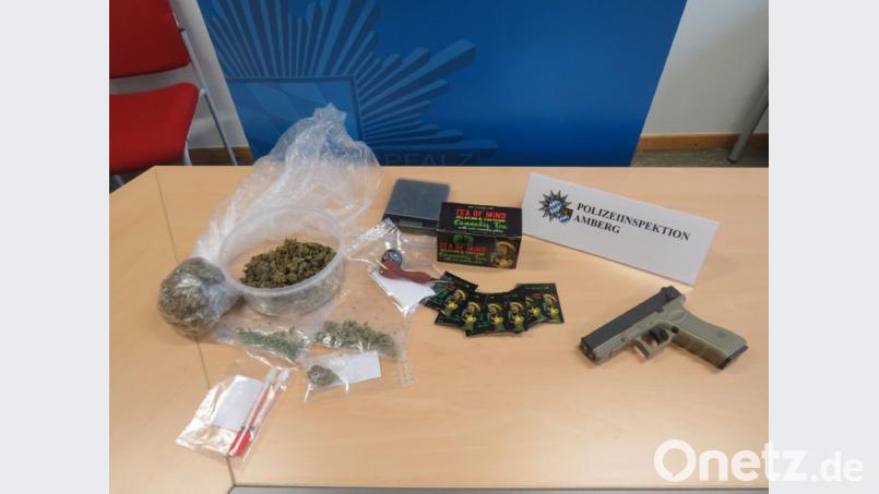 Diese Betäubungsmittel hat die Polizei bei der Durchsuchung sichergestellt. Bei der Waffe rechts dürfte es sich um eine Softairpistole handeln. Sie wird noch auf "waffenrechtlich bedeutende Veränderungen" überprüft. Bild: Polizeiinspektion Amberg