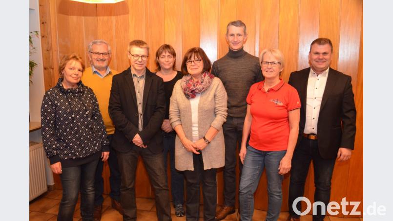 Beim ATSV bleibt Martin Käck (Dritter von links) Vorsitzender. Mit Irene Laubenstein (Vierte von rechts) hat er eine neue Stellvertreterin. Rechts Bürgermeister Karlheinz Budnik. Bild: fz
