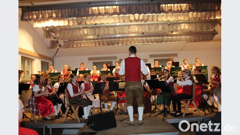 Bei ihrem großen Herbstkonzert lassen die Musiker der Ehenbachtaler Blaskapelle um Dirigent Johannes Pilarski den Facettenreichtum der Blasmusik aufleuchten. Bild: ads