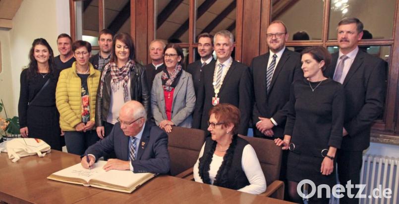 Ein bewegender Abend: Nach der Verleihung der Bürgermedaille trug sich Altbürgermeister Johann Werner im Kreis der Familie und der Ehrengäste in das Goldene Buch der Gemeinde ein. Bild: nm