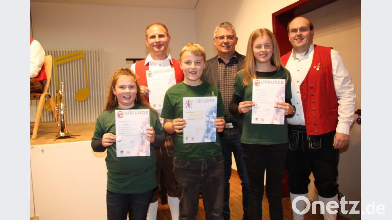 Vorsitzender Dominik Strähl ehrt gemeinsam mit dem Bezirksdirigenten des Nordbayerischen Musikbunds, Anton Lottner (hinten, von rechts), die Nachwuchsmusiker Mia Preitschaft, Finn Walter und Luisa Schorner (vorne, von links) sowie Christoph Weigert (hinten links) mit dem Jugendleistungsabzeichen. Bild: ads