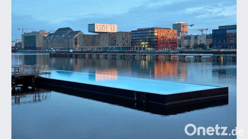 Ein solches Badeschiff wie hier in Berlin könnte eine mögliche Alternative für das Freibad in Brand sein. Dadurch wären größere Veränderungen am Becken nicht nötig. Bild: Judith Kinzl