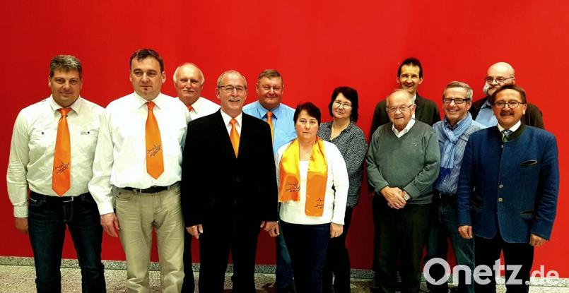 Mit überwältigender Zustimmung wurde die Vorstandschaft der Siedler bei der Jahreshauptversammlung im Amt bestätigt. Gratulationen überbrachte auch Bürgermeister Donko (rechts). Bild: ckl