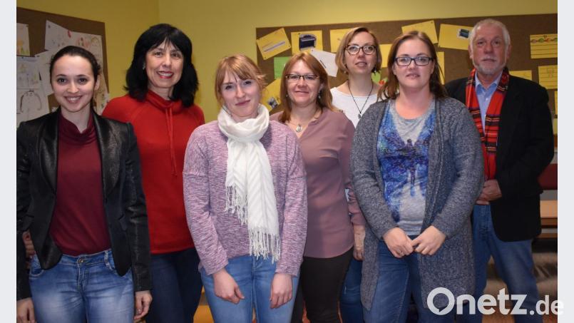 Lilia Gette (Zweite von links) wird in ihrem Amt als Vorsitzende des Musikvereins „Klingende Töne“ bestätigt. Neue zweite Vorsitzende wurde Tatjana Walter (links). Das Bild zeigt von rechts: Dritter Bürgermeister Udo Greim, der die Wahl leitete, Elena Jakimenko, Angelika Langolf, Olga Utwich und Tatjana Schledewetz Bild: rgr