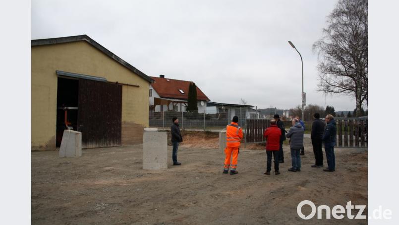 Weil auch ein &quot;hochbeiniges&quot; Silo vor der Haupteinfahrt die freie Zufahrt der Bauhoffahrzeuge gestört hätte, entscheidet die Stadtverwaltung, die Fundamente ein Stück in Richtung Geräteträgergarage (links) zu verlegen. Bürgermeister Walberer rechtfertigt diese Abweichung von einem Bauausschussvotum beim Ortstermin und informiert zudem über eine Lieferverzögerung für das Silo wegen eines Herstellerfehlers. Bild: bjp