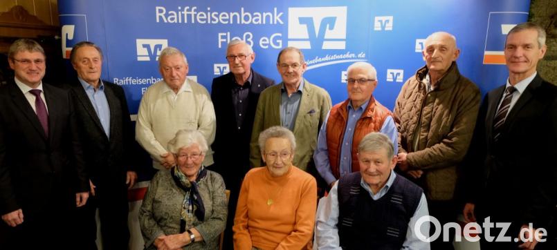 50 Jahre halten sie der Raiffeisenbank floß die Treue. Sitzend, von links: Ingeborg Helgert, Anni Manke und Karl Bock. Stehend, von links: Direktor Jürgen Schnappauf, Hermann Bergler Gerhard Waldmann, Josef Schaller, Bernd Schnappauf, Heinz Wittmann, Horst Sommer und Direktor Josef Völkl. Bild: le