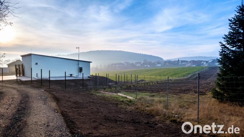 Das Großprojekt Sanierung der Wasserversorgung &quot;Kührieder Gruppe&quot; ist im Zeitplan. Die neue Wasseraufbereitung in Wildstein (links im Bild) ist fertigestellt und geht zusammen mit dem Hochbehälter Kühried in Betrieb, sobald alle Leitungen gereinigt sind und die Messwerte beste Qualität attestieren. Die alte Anlage (im Hintergrund links) hat ausgedient und wird abgerissen. Der Leitungsbau von Kühried Richtung Haidhof und Burkhardsberg hat begonnen. Bild: tkr