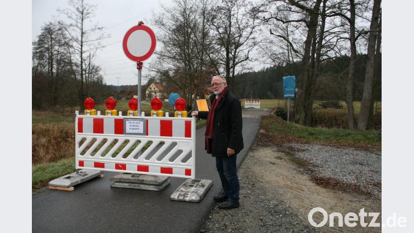 "Wir mussten rasch handeln", kommentiert Bürgermeister Herbert Bauer die vorsorgliche Brückensperrung an der Hammermühle. Bild: wro