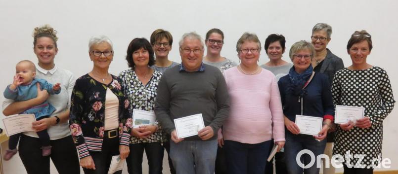 Für 25-jährige Mitgliedschaft werden ausgezeichnet (von links): Anna Kraus mit dem jüngsten TuS-Mitglied Frieda Kraus (acht Monate alt), Gerda Göppner, Paula Nettl, Silvia Schmid, Markus Suttner, Katrin Stubenvoll, Judith Seegerer, Irmgard Walter, Doris Gnan, Michaela Fink und Cornelia Ruppert. Bild: rha