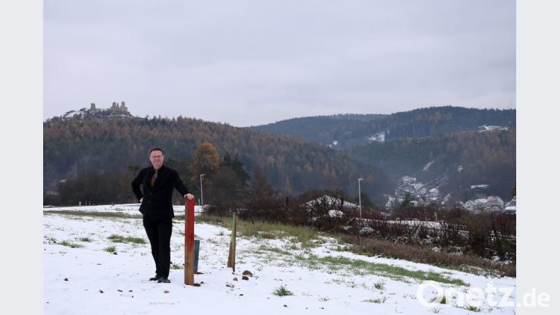 Darüber freut sich nicht nur Bürgermeister Florian Junkes: Die Erschließung des neuen Wohnbaugebietes in Hohenburg im Bereich Schleicherberg Süd mit dem Namen Am Sandberg ist abgeschlossen. Es bietet einen unverbaubaren Blick auf die Burg. Von den mehr als 25 Parzellen stehen zehn für Bauwillige bereit. Bild: bö