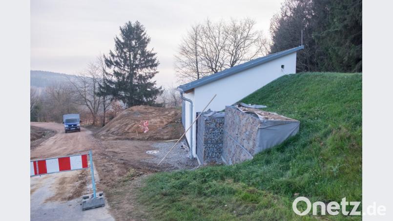 Auch wenn es wegen dem Rohleitungsbau noch wie eine Baustelle aussieht, der Hochbehälter Kühried ist fertigestellt. Zu sehen ist nur der Eingangsbereich, da sich die großen Wassertanks gut isoliert unter der Erde verbergen. In den nächsten Tagen wird er zusammen mit der Wasseraufbereitungsanlage Wildstein in Betrieb gehen. Bild: tkr