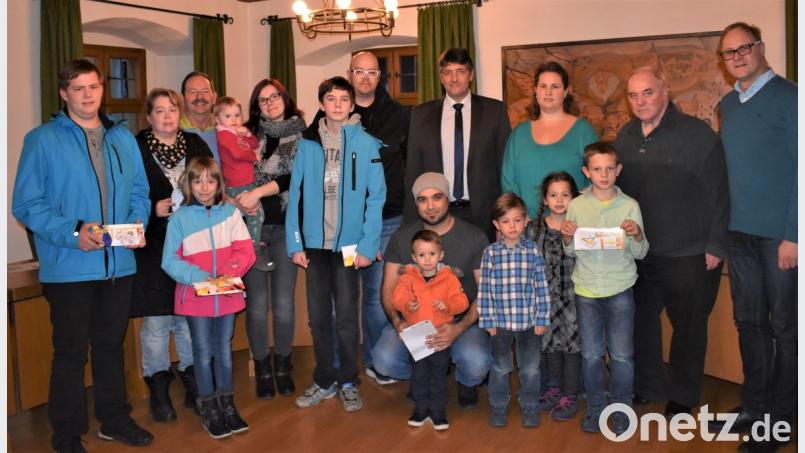 Die Luftballons vom Bürgerfest bereiteten für sechs Kinder und Jugendliche doppelt Freude. Diese wurden an Stadtverbandsvorsitzenden Gerhard Mark (Zweiter von rechts) zurückgeschickt. Somit waren auch die Gewinner ermittelt, die ihre Preise von Bürgermeister Edgar Knobloch (Vierter von rechts) entgegennehmen. Bild: rgr