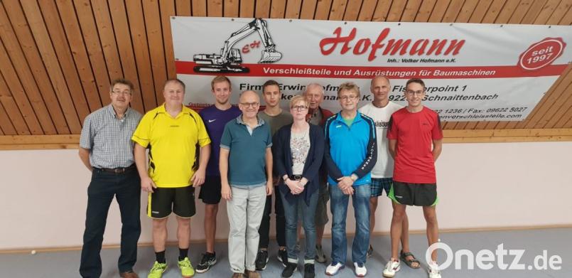 Die Tischtennissparte des TuS Schnaittenbach wählt eine neue Abteilungsleitung (von links): Gerald Dagner, Thomas Reiss, Lukas Heindl, Markus Grünwald, Max Brendel, Kerstin Maunz, Georg Hertl, Franz Schumann, Hans Apfelbacher und Felix Hiemer. Bild: exb