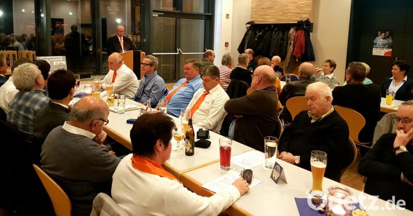 Gebannt lauschten die Mitglieder dem wiedergewählten Vorsitzenden Anton Hauer. Bild: ckl
