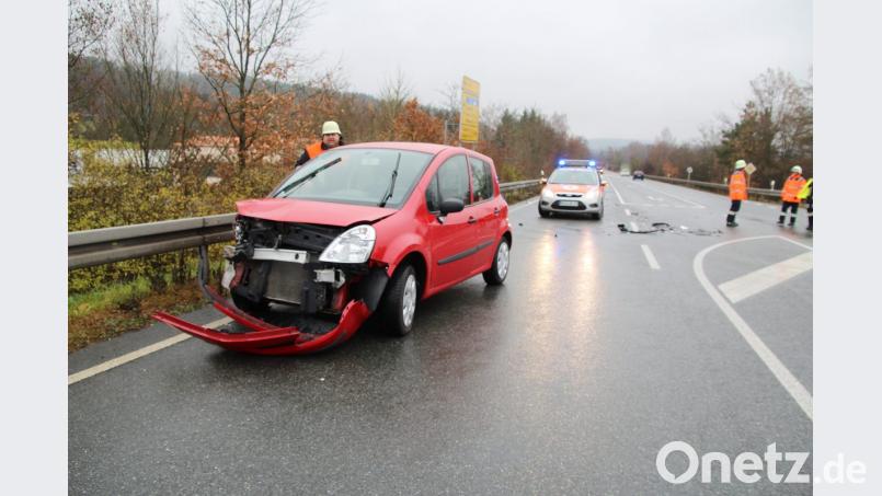 Das Fahrzeug der Unfallverursacherin ist auch schwer beschädigt. Bild: jma