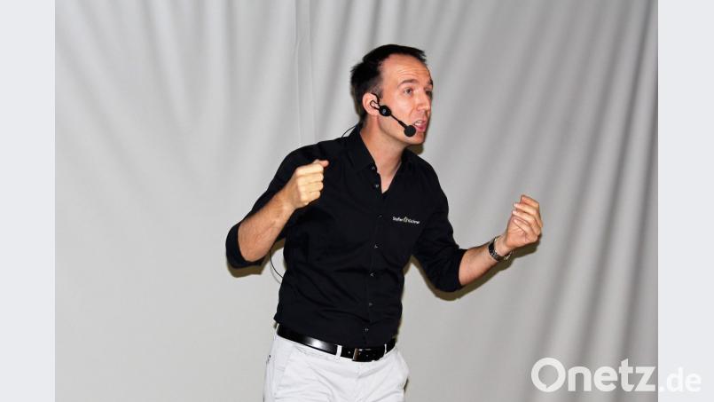 Referent und Motivationstrainer Steffen Kirchner vergleicht beim 58. Amberger Seminar Erziehungsmethoden im Schul- und Sportwesen. Bild: Dagmar Williamson