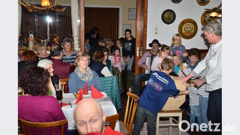 Generationsübergreifend drückt das Publikum am Samstagabend ins Gasthaus &quot;Alte Post&quot;. Mundart, Musik und Erdäpfel sind Anziehungsknüller. Bild: fjo