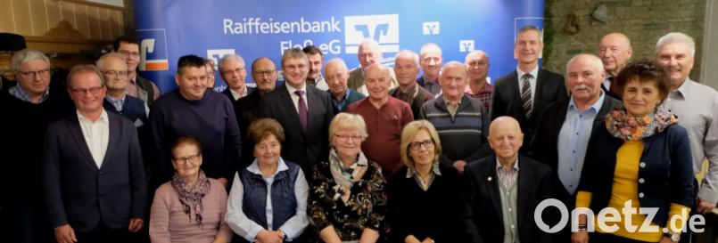 Über Präsente und Urkunden für 30- und 40-jährige Treue freuen sich viele Jubilare. Bild: le