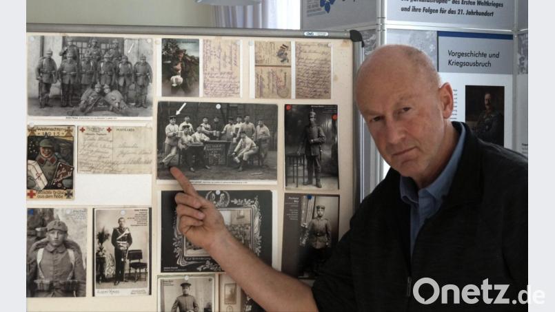 Josef Wiche vor einer Schautafel der Ausstellung im Rathaus Mehlmeisel. Das Foto zeigt den Soldaten Johann Lehnert in der Kaserne von Fürth. Bild: gis