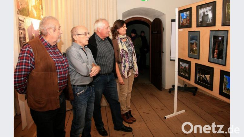 Eine Auswahl seiner schönsten Bilder präsentiert Siegfried Steinkohl (Zweiter von links) im Burgensaal. Bild: wro